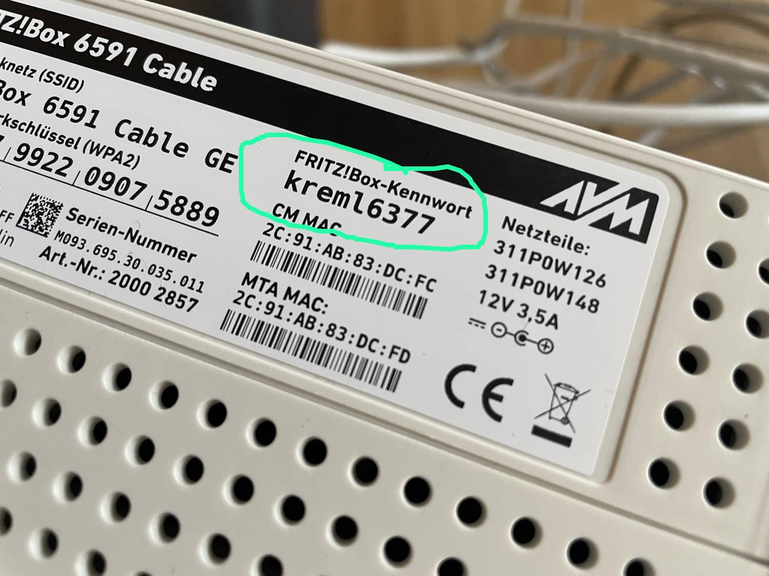 die Plakette einer Fritzbox die ab werk das Passwort kreml6377 festgelegt bekam