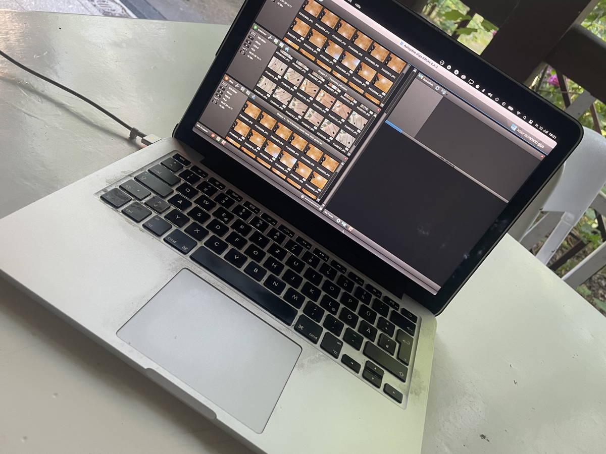 ein älterer Laptop steht auf einem Tisch - auf dem Bildschirm ist das Fenster eines Programms zum Rendering von Panoramen aus Einzelbildern zu sehen